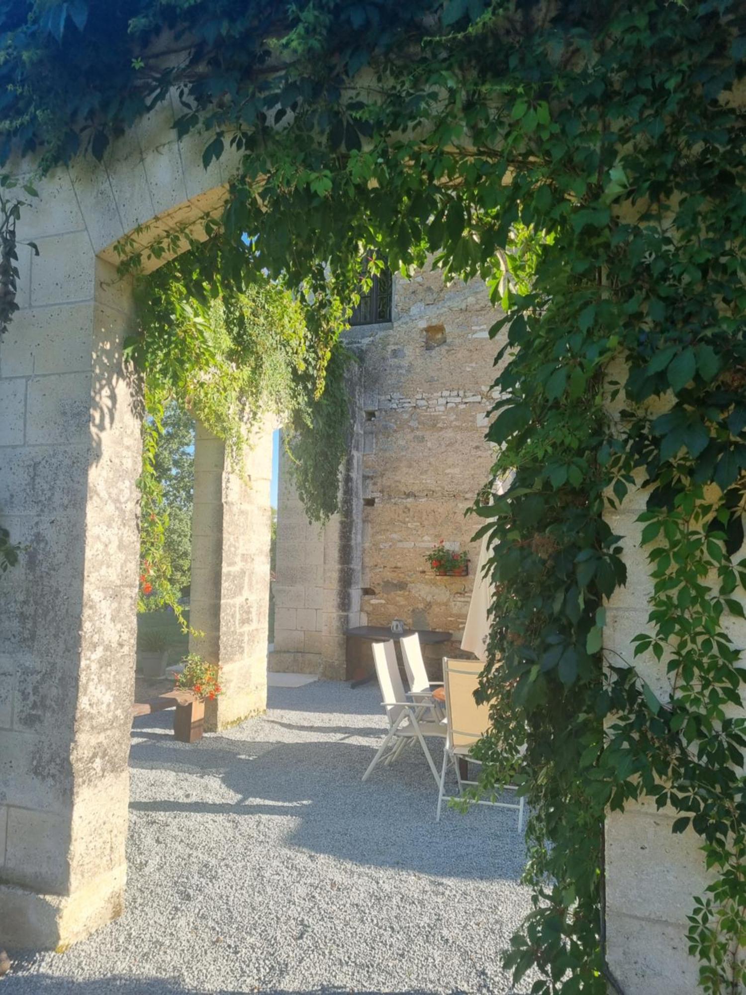 Chateau Neuf Le Desert Le Pizou Exterior photo